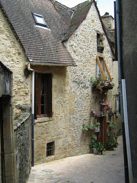 sarlat la caneda straatje3.jpg - Mooie gevel leuk versiert met bloemen in Sarlat la Caneda.